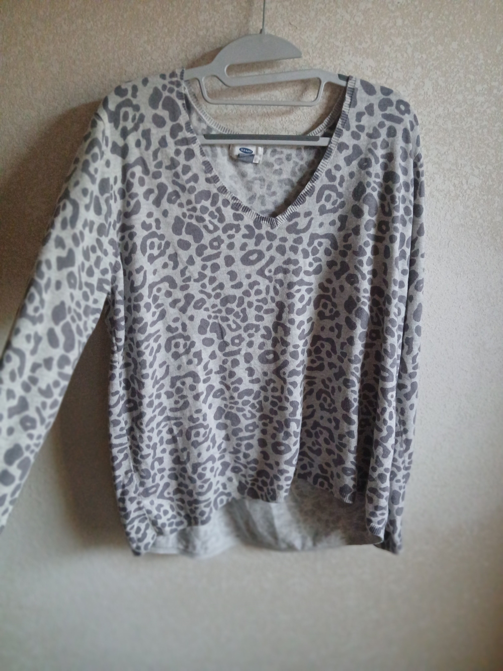 Old Navy Light Gray and Dark Gray Leopard Print V-Neck Sweater